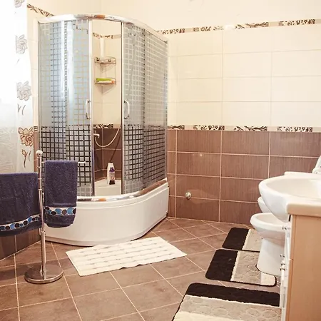 10 Minutes From The Sea Yellow House 3* Durrës
