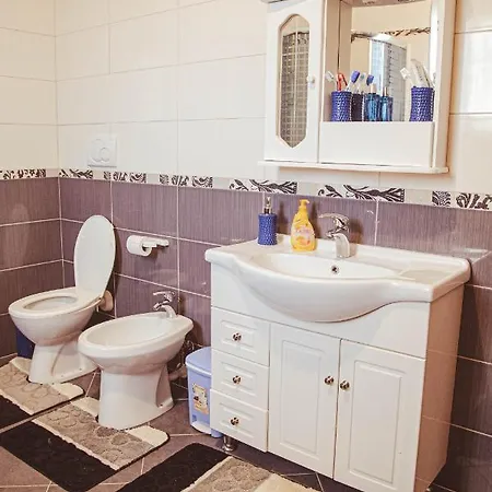 10 Minutes From The Sea Yellow House Hotel Durrës