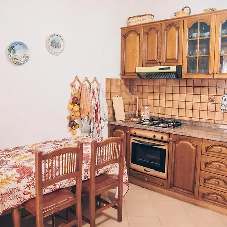 10 Minutes From The Sea Yellow House فندق دراس