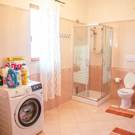 מלון 10 Minutes From The Sea Yellow House 3*